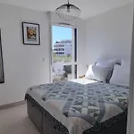 Appartement Neuf, Climatise Et Au Calme A Frejus Plage